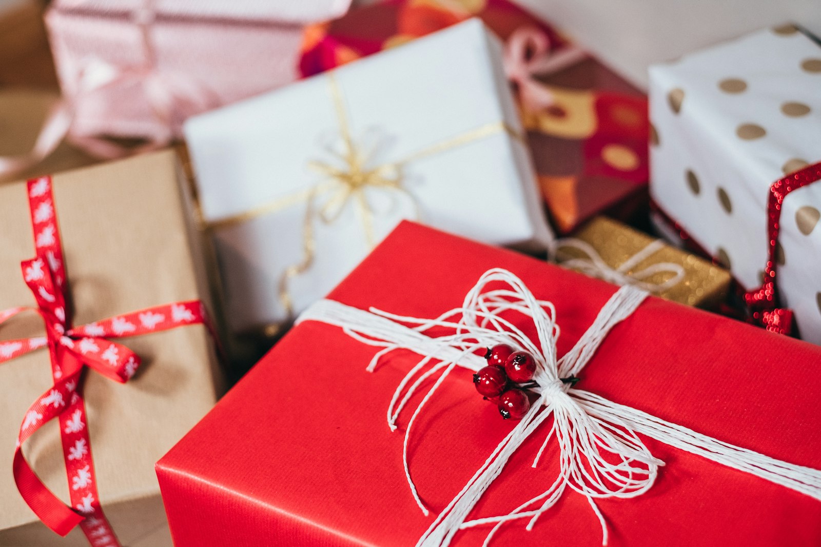 Chèques-cadeaux et bons COS : le cadre d&rsquo;exonération à jour